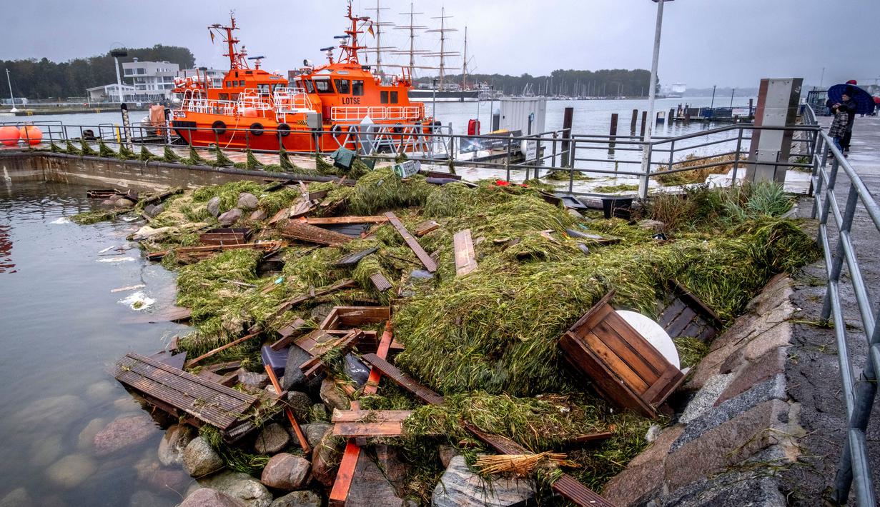 Puing-puing terlihat di resor liburan Travemuende, Jerman utara, Sabtu, 21 Oktober 2023. (AP Photo/Michael Probst)