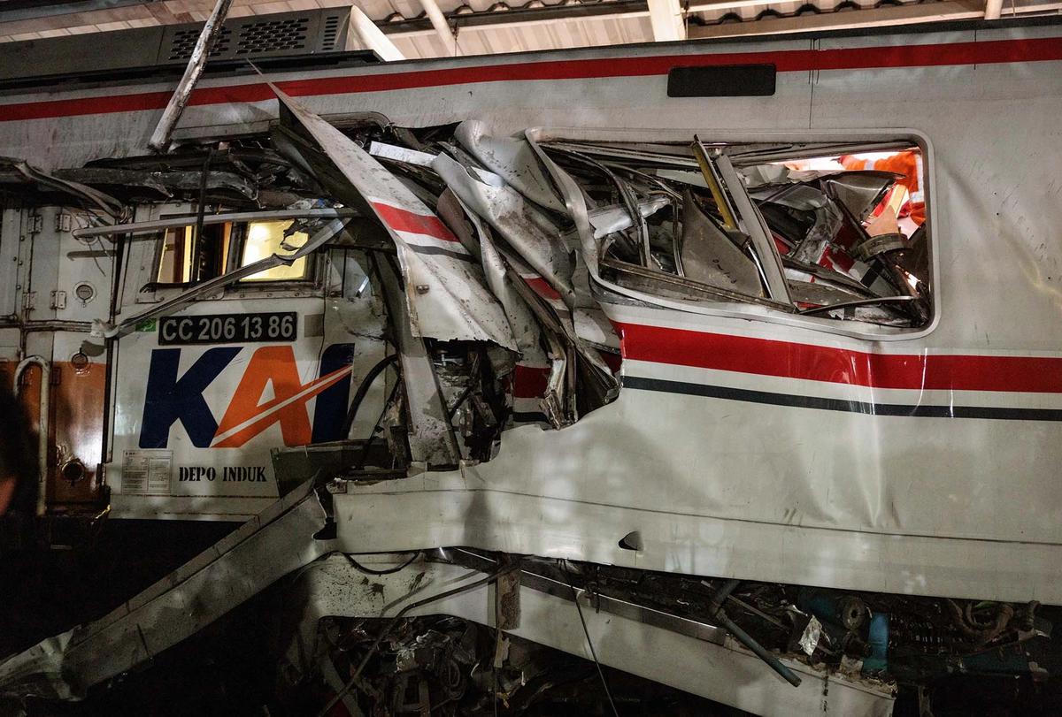 FOTO Kerusakan Parah Gerbong KRL Commuterline  Usai Dihantam Argo Bromo Anggrek