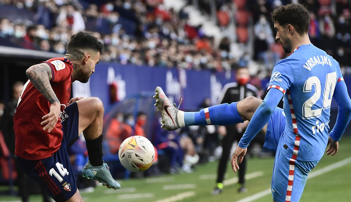 Atletico Madrid menyambangi markas Osasuna di Estadio El Sadar, Sabtu (19/2/2022) setelah hasil buruk di pekan sebelumnya. Sime Vrsaljko (kanan) dan kawan-kawan takluk 0-1 saat menjamu Levante. (AP/Alvaro Barrientos)