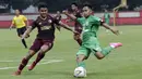 Gelandang Bhayangkara FC, Andik Vermansah, dihadang bek PSM Makassar, Asnawi Mangkualam, pada laga uji coba di Stadion PTIK, Jakarta, Rabu, (5/2/2020). Bhayangkara FC takluk 0-1 dari PSM Makassar. (Bola.com/M Iqbal Ichsan)