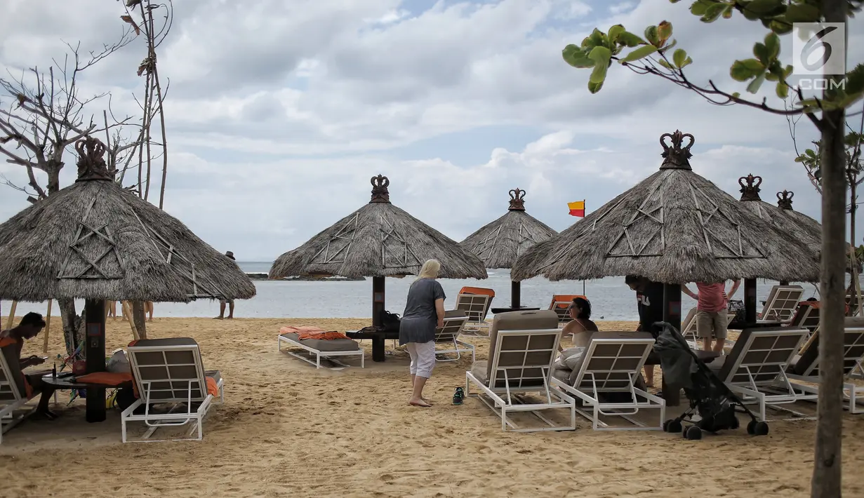 Sejumlah wisatawan asing berada di Pantai Nusa Dua, Bali setelah gempa bumi, Senin (6/8). Aktivitas pantai Nusa Dua Bali masih ramai wisatawan asing setelah adanya gempa 7 pada skala richter yang berpusat di Lombok, NTB. (Liputan6.com/Faizal Fanani)