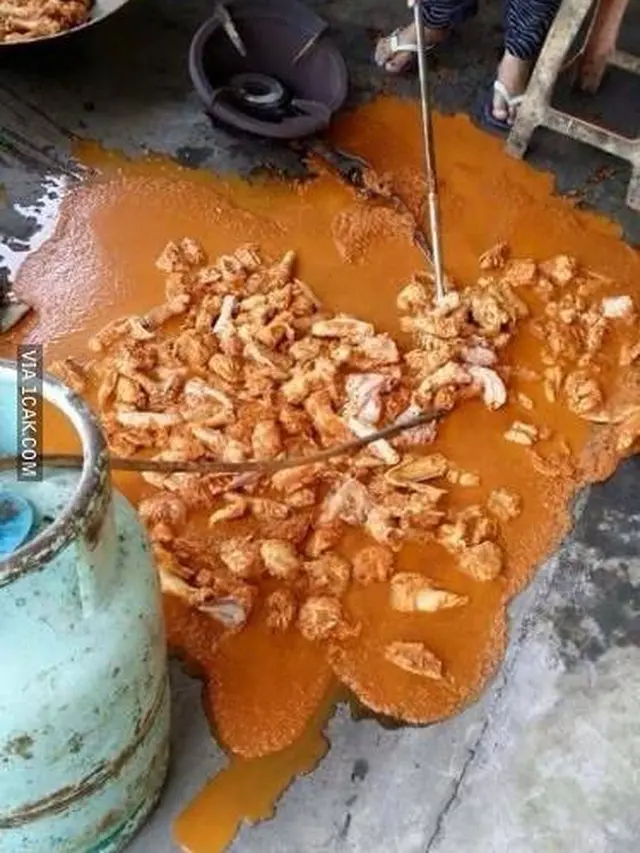 6 Momen Apes Makan Opor Ayam saat Lebaran Ini Bikin Elus Dada