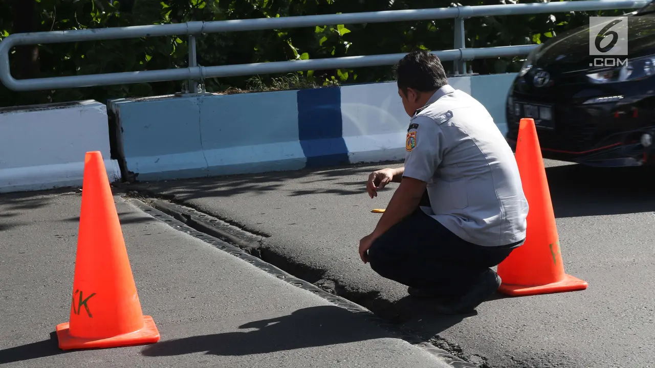 Salah Satu Ruas Jalan Layang Kemayoran Retak