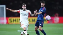 Gelandang anyar Arsenal Christian Norgaard (kanan) beraksi pada uji coba melawan AC Milan. (AP Photo/Vincent Thian)