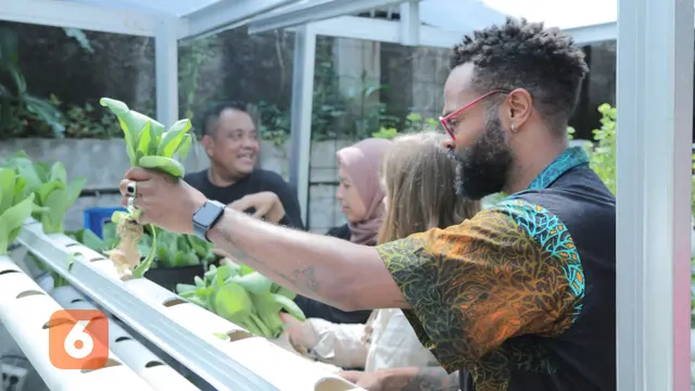 Denzel Mitchell, praktisi urban farming (perkebunan kota) dari Maryland, Amerika Serikat. Ia sedang berkunjung ke lokasi perkebunan di Cempaka Putih, Jakarta Pusat.