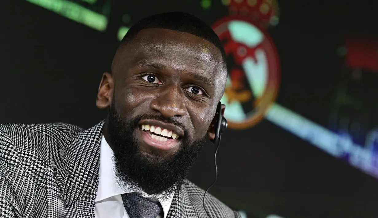 Bek tengah asal Jerman Antonio Rudiger mengadakan konferensi pers selama perkenalan resminya sebagai pemain baru Real Madrid, di Ciudad Real Madrid di Valdebebas, pada 20 Juni 2022. Rudiger diikat kontrak selama empat tahun oleh Los Blancos hingga 2026 dan bakal mengenakan nomor punggung 22 Madrid. (JAVIER SORIANO / AFP)