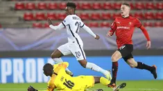 Pemain Chelsea Callum Hudson-Odoi mencetak gol ke gawang Rennes pada pertandingan Grup E Liga Champions di Stadion Roazhon Park, Rennes, Prancis, Selasa (24/11/2020). Chelsea melaju ke 16 besar Liga Champions usai mengalahkan Rennes 2-1. (AP Photo/David Vincent)