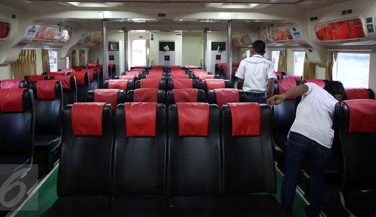 Petugas merapikan bangku KM Express Bahari 3B di Pelabuhan Sunda Kelapa, Jakarta, Selasa (10/1). Menurut Menhub Budi Karya, KM Express Bahari 3B yang mulai beroperasi hari ini sudah sangat aman dibandingkan kapal rakyat. (Liputan6.com/Johan Tallo)
