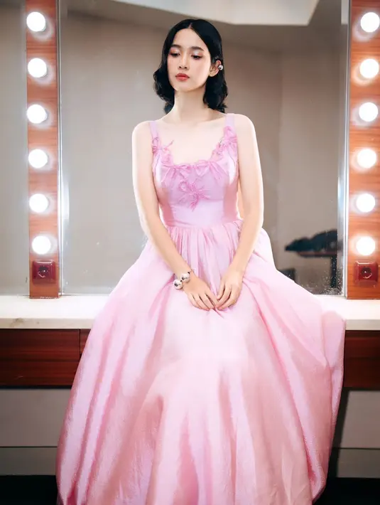 Rambut pendek Nurra ditata dengan curly sleek yang tampilkan pesona feminin. [@hagaipakan]