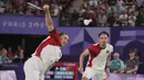 <p>Pemain ganda campuran Indonesia, Pitha Haningtyas Mentari berusaha mengembalikan bola smes yang dilepaskan lawannya, wakil China Zheng Siwei/Huang Yaqiong pada laga Grup A nomor ganda campuran bulu tangkis Olimpiade Paris 2024 di Porte de la Chapelle Arena, Prancis, Minggu (28/7/2024). Rinov/Pitha kalah 0-2 (10-21, 3-21). (AP Photo/Dita Alangkara)</p>