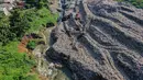 Kondisi aliran Kali Pesanggrahan yang menyempit di kawasan Pasir Putih, Depok, Jawa Barat, Senin (27/4/2026), setelah longsoran sampah dari Tempat Pembuangan Akhir (TPA) Cipayung menutup sebagian badan sungai. (merdeka.com/Arie Basuki)