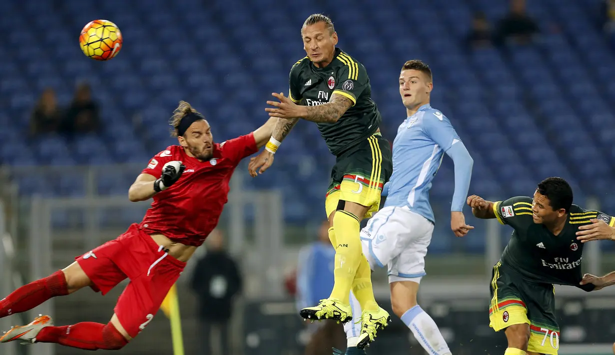 Kiper Lazio, Marchetti berusaha menghalau bola sundulan bek AC Milan, Philippe Mexes  (tengah) pada lanjutan liga serie A di Olimpico Stadium, Italia (1/2/2015). AC Milan menang atas Lazio dengan skor 1-3. (REUTERS/Giampiero Sposito)