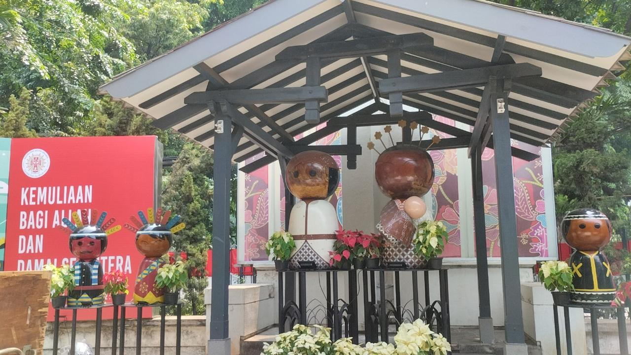 Ornamen Betawi ditemui di hampir pada setiap sudut bagian luar Gereja Katedral.&nbsp;