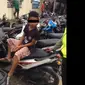 Seorang bocah mengamuk saat petugas polisi meminta agar pemilik motor yang asli datang kelokasi razia. (Instagram @lantas_aceh_singkil)