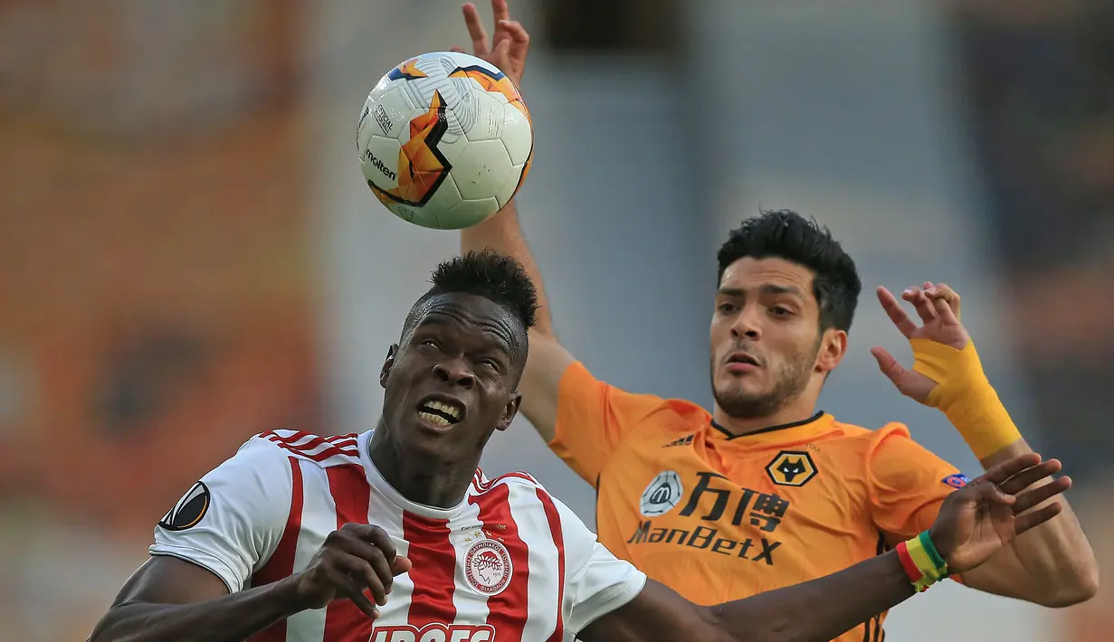 Striker Wolverhampton Wanderers, Raul Jimenez, berebut bola dengan bek Olympiacos, Cisse Abdou, pada laga leg kedua babak 16 besar Liga Europa 2019/2020 di Molineux Stadium, Jumat (7/8/2020) dini hari WIB. Wolverhampton menang 1-0 atas Olympiacos. (AFP/Lindsey Parnaby)