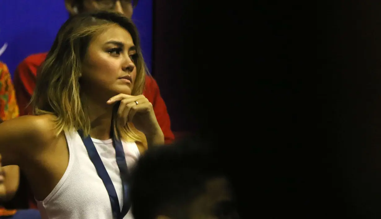 Agnes Monica serius menyaksikan laga IBL antara Stadium Jakarta vs CLS Knight di Hall A Senayan, Jakarta, Rabu (13/1/2016). Stadium kalah 65-78. (Bola.com/NIcklas Hanoatubun)