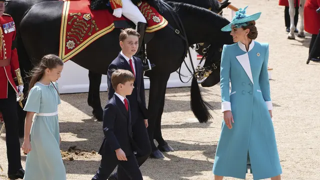 Putri Charlotte, Pangeran Louis, Pangeran George, dan Kate Middleton dalam Trooping The Colour 2025. (Jonathan Brady/PA via AP)