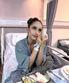 Cinta Laura sukses mencuri perhatian usai membagikan potret dirinya menjalani perawatan di rumah sakit dengan makeup yang tetap on point. [@claurakiehl].