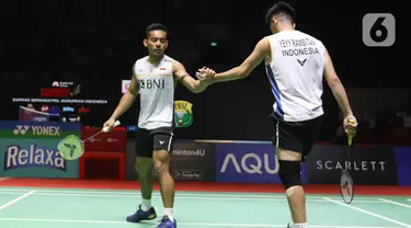 Pebulu tangkis ganda putra Indonesia Pramudya Kusumawardana (kiri) dan Yeremia Erich Yoche Yacob Rambitan merayakan poin yang diraih saat melawan pebulu tangkis ganda putra China Liang Wei Keng dan Wang Chang pada perempat final turnamen Indonesia Open 2023 di Istora Senayan, Jakarta, Jumat (16/6/2023). (Liputan6.com/Herman Zakharia)