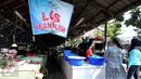 Pedagang dan pembeli melakukan transaksi di Pasar Minggu, Jakarta, Rabu (22/7/2015). Hari ke-5 pasca Lebaran, aktivitas perdagangan di pasar tradisional belum kembali normal. (Liputan6.com/Yoppy Renato)