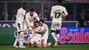 AC Milan akhirnya berhasil mencetak gol ketiga untuk kembali memimpin 3-2. Tembakan Ismael Bennacer (tengah) dari luar kotak penalti menghujam gawang Bologna. (AFP/Marco Bertorello)