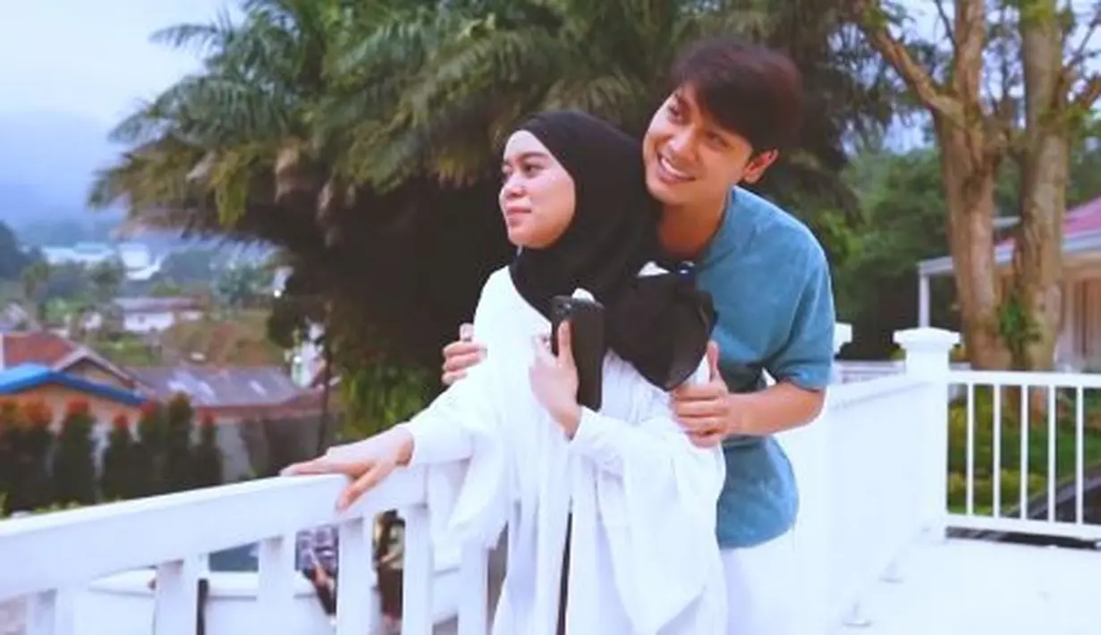 Menghabiskan waktu bersama orang yang tersayang, Rizky Billar terlihat begitu perhatian dan sayang kepada Lesti. (Youtube/Rizky Billar)