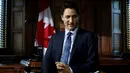 PM Kanada Justin Trudeau melakukan sesi wawancara di kantornya, Parliament Hill, Ontario , Kanada , 19 Mei 2016. Pria keturunan melayu ini juga dikabarkan merupakan sekutu Israel dari berbagai keterangan pers yang ia lakukan. (REUTERS / Chris Wattie)
