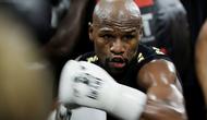 Floyd Mayweather Jr. berlatih di Las Vegas menjelang pertarungan melawan Conor McGregor pada 26 Agustus 2017.  (AP Photo/John Locher)
