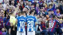 Tensi pertandingan mulai panas jelang akhir pertandingan. Ada dua pemain diusir wasit. Kartu merah pertama diberikan kepada Jordi Alba di menit ke-78. Sementara, Espanyol juga kehilangan Vinicius de Souza di menit ke-81. (AP Photo/Joan Monfort)