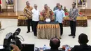 Ketua KPU, Arief Budiman (ketiga kiri) bersama perwakilan tim pemenangan memimpin pengundian penyampaian visi misi pada debat kedua Capres/Cawapres di Jakarta, Jumat (25/1). Debat kedua berlangsung pada 17 Februari. (Liputan6.com/Helmi Fithriansyah)