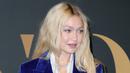 Gigi Hadid berpose saat menghadiri WWD Honors Awards yang diselenggarakan oleh Women's Wear Daily di Cipriani South Street  di New York, pada Selasa, 25 Oktober 2022. Model berusia 27 tahun itu Memberikan kontras dengan tampilan safir adalah rambut pirang platinum sensasi runway, yang bergaya dalam gelombang halus yang mengalir di bahu dan punggungnya. (Michael Loccisano/Getty Images/AFP)