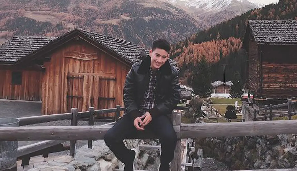 Sebagai seorang perempuan, Phuwaryne Keenan memang terlihat tomboy dan maskulin. Selain wajah ganteng, tubuh atletis dan tinggi yang cukup proporsional membuat Zee kerap disangka sebagai laki-laki. (instagram.com/zeezeez)