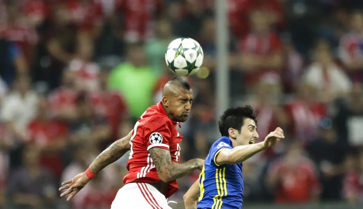 Pemain Bayern Munchen, Arturo Vidal (kiri) berduel dengan pemain Rostov, Sardar Azmoun pada laga grup D Liga Champions di Allianz Arena, Munich, Jerman, (14/9/2016) dini hari WIB. (AP Photo/Matthias Schrader)