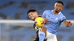 Pemain Manchester City Gabriel Jesus (kanan) berebut bola dengan pemain Burnley James Tarkowski pada pertandingan Liga Premier Inggris di Etihad Stadium, Manchester, Inggris, Sabtu (28/11/2020). Manchester City membantai Burnley 5-0. (Michael Regan/Pool via AP)