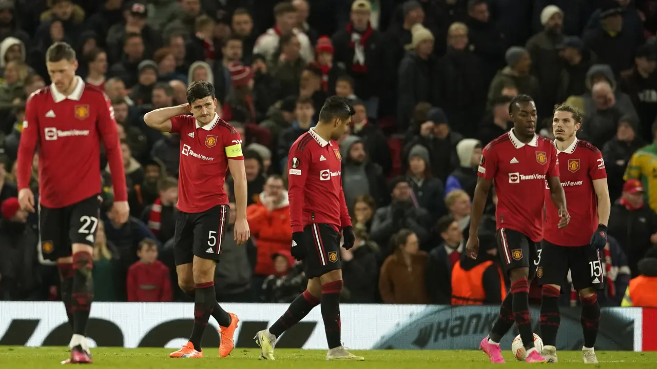 Pemain MU tertunduk lesu usai tersisih dari Liga Europa