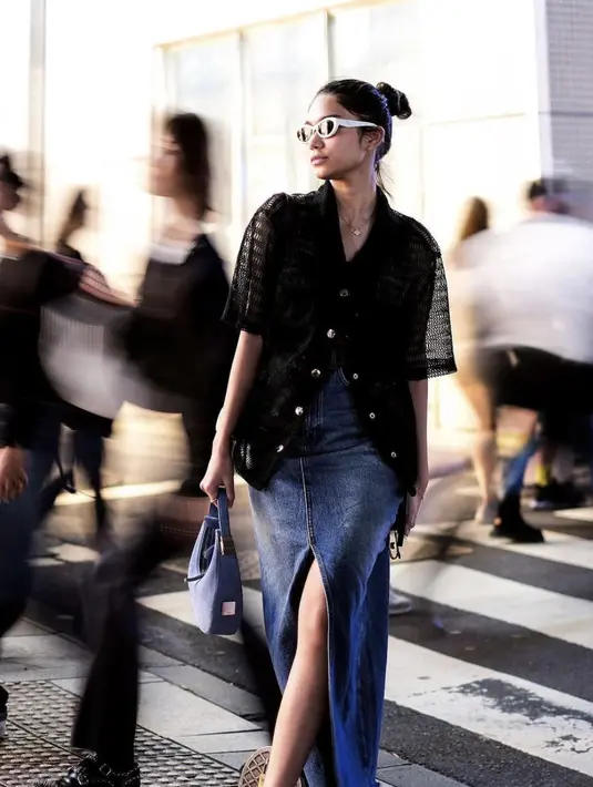Ia tampil begitu kasual dengan paduan kemeja hitam dan rok denim. Gaya Fashionnya sangat sempurna dikenakan di kala berlibur hingga akhir pekan. [Foto: Instagram/ Azizah Salsha]
