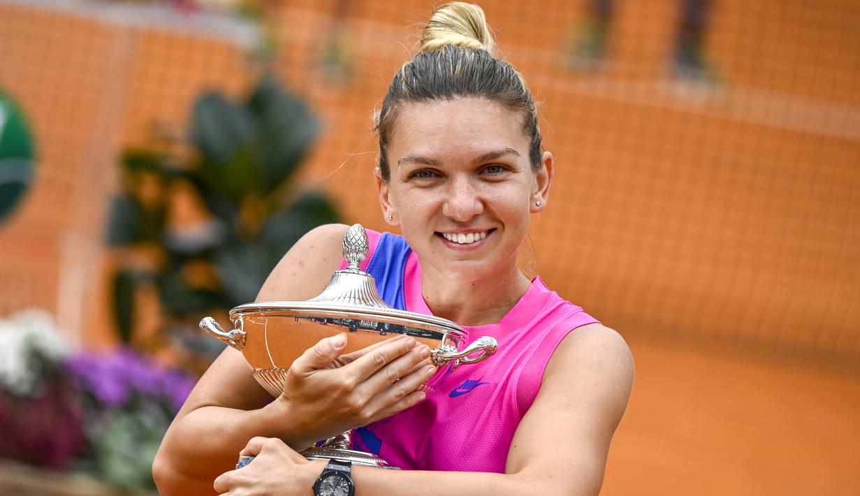 Petenis Romania, Simona Halep, memeluk trofinya saat meraih gelar juara Italia Terbuka 2020 di Foro Italico, Roma Italia, Senin (21/9/2020). Simona Halep menjuarai Italia Open 2020 setelah Karolina Pliskova mundur karena cedera pada menit ke-32. (AFP/Riccardo Antimiani/pool)