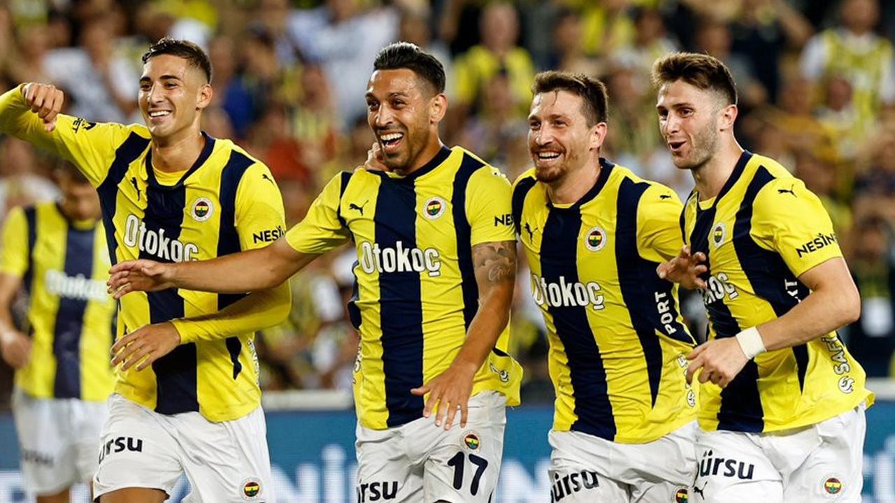 Jose Mourinho Coba Selebrasi Knee Slide Usai Fenerbahce Sikat Trabzonspor, Jadinya Malah Nyungsep