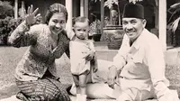 Soekarno bersama Fatmawati dan Guntur