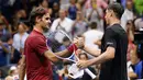 Petenis Swiss, Roger Federer bersalaman dengan John Millman dari Australia usai pertandingan 16 besar AS Terbuka 2018 di New York, (4/9). Federer kalah dari John Millman 3-6, 7-5, 7-6 (9-7), 7-6 (7-3). (AP Photo/Jason DeCrow)