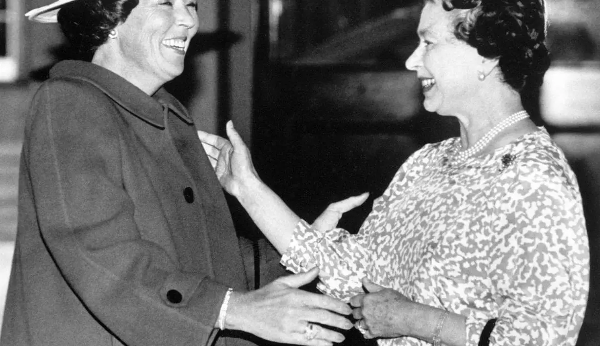 Dan sejak saat itu, kalung mutiara menjadi pengikat kuat mereka 
(Foto: Instagram @theroyalfamily)