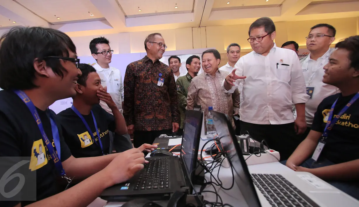 Menkominfo Rudiantara (kanan), Wadirut Bank Mandiri Sulaiman A Arianto (dua kanan) Presiden Direktur IBM Indonesia Gunawan Susanto (kiri) tengah berbincang dengan peserta kompetisi mandiri Hackaton 2016 di Jakarta,  (26/2). (Liputan6.com/Angga Yuniar)