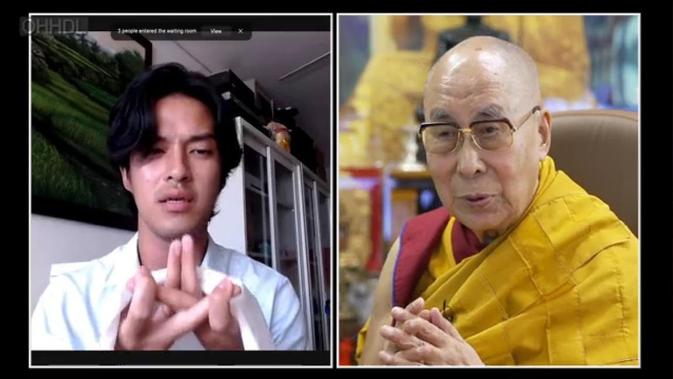 Aktor Morgan Oey dalam acara Dalai Lama Menyapa Pelajar Indonesia di Grand Buddha Goes to School. (Lamrimnesia)