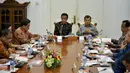 Presiden Joko Widodo (kiri menghadap lensa) bersama Wapres Jusuf Kalla (kanan) memimpin rapat terbatas kabinet di Istana Bogor, Senin (16/2/2015). Rapat tersebut membahas pengembangan pariwisata Indonesia. (Liputan6.com/Faizal Fanani)