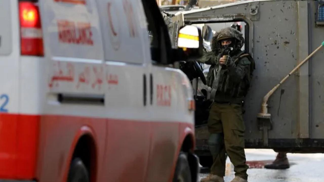 FOTO: Lancarkan Agresi ke Tepi Barat, Pasukan Israel Cegat Ambulan Palestina yang Sedang Darurat Membawa Pasien di Jenin