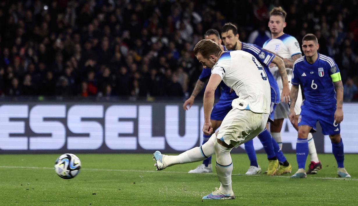 Pemain Timnas Inggris, Harry Kane mencetak gol kedua timnya melalui tendangan penalti saat Kualifikasi Euro 2024 melawan Italia di Stadion Diego Armando Maradona, Napoli, Italia, Jumat (24/03/2023) WIB. The Three Lions sukses meraih kemenangan 2-1. (AP Photo/Lapresse/Alessandro Garofalo)