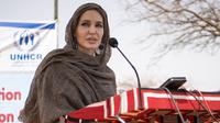 Aktris Angelina Jolie, utusan khusus PBB untuk UNHCR, memberikan pernyataan di kamp Goudebou, utara Burkina Faso, 20 Juni 2021. Jolie mengunjungi kamp pengungsi yang menampung ribuan warga Mali yang menyelamatkan diri dari kekerasan militan di kawasan itu. (OLYMPIA DE MAISMONT/AFP)