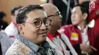 Senyum Wakil Ketua DPR Fadli Zon saat menghadiri sidang kedua musisi Ahmad Dhani di PN Jakarta Selatan, Senin (23/4). Ahmad Dhani menjalani sidang kasus ujaran kebencian. (Liputan6.com/Faizal Fanani)