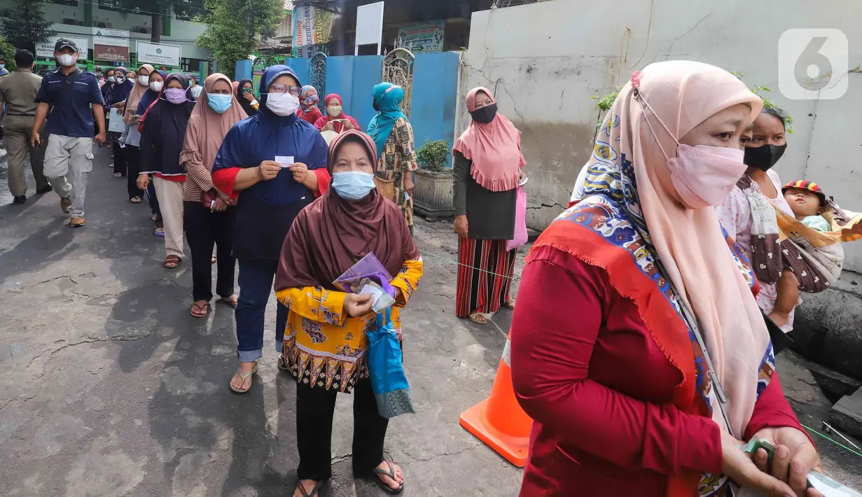 Warga mengantre minyak goreng murah di Kantor Kecamatan Johar Baru, Jakarta, Senin (17/1/2022). Sudin Perindustrian, Perdagangan, Koperasi, Usaha Kecil dan Menengah (PPKUKM) Jakarta Pusat menggelar Operasi Pasar minyak goreng murah dengan harga Rp 14.000 per liter. (Liputan6.com/Herman Zakahria)