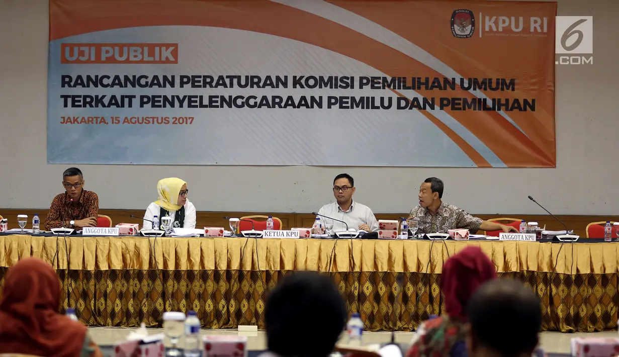 Komisioner Komisi Pemilihan Umum (KPU) memimpin Sidang Uji Publik Rancangan Peraturan KPU di Gedung KPU, Jakarta, Selasa (15/8). Sidang tersebut membahas tiga agenda terkait penyelenggaraan Pemilu 2019. (Liputan6.com/Johan Tallo)